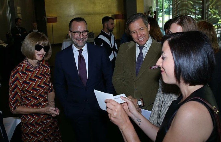 Lorena Pérez junto a Anna Wintour y el embajador James Costos